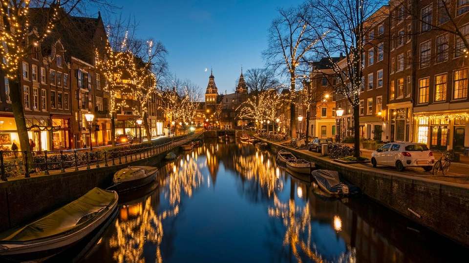 Amsterdam for Christmas - Contiki - England - Image 3