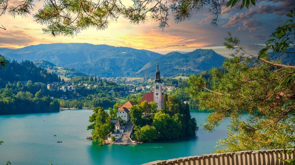 Balkans Escape - Contiki - Hungary - Image 2