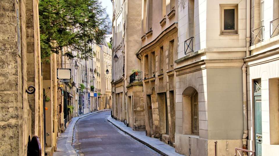 Paris for Christmas - Contiki - England - Image 3