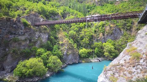 Younger Travelers Tours: Ski New Zealand