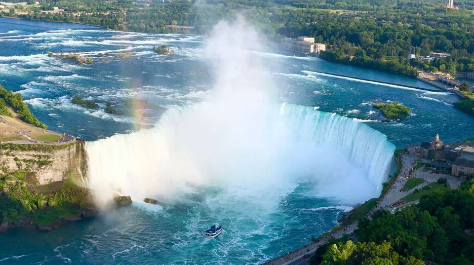 Eastern Canada Adventure - Contiki - Canada - Image 1