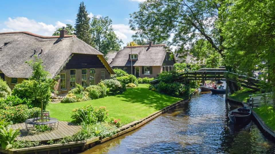 Giethoorn Live-Guided Day Tour with Cruise - undefined - Image 2