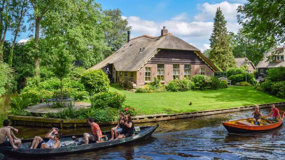 Giethoorn Live-Guided Day Tour with Cruise - undefined - Image 7