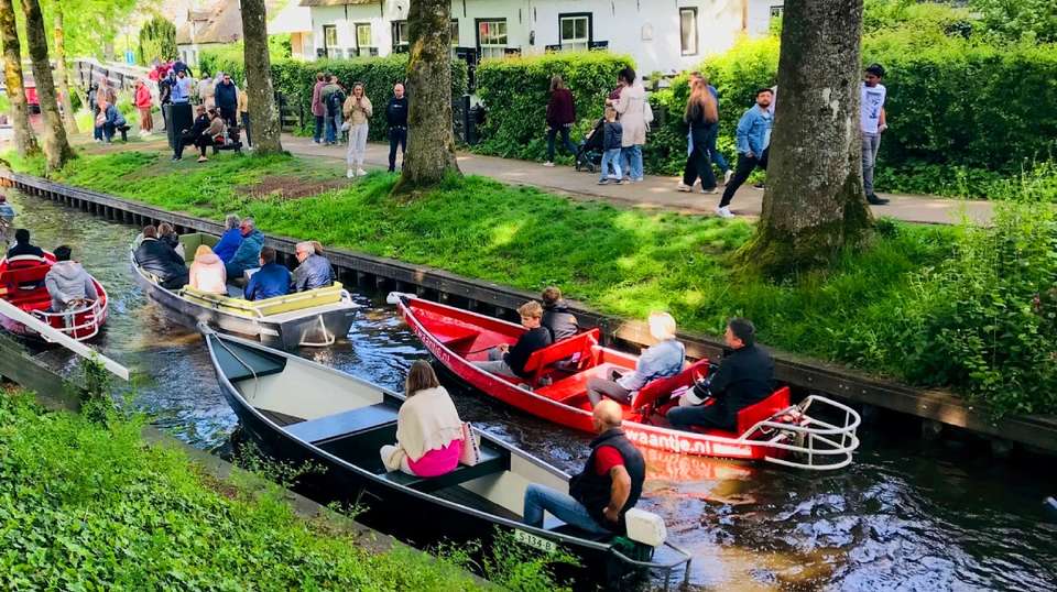 Giethoorn Live-Guided Day Tour with Cruise - undefined - Image 4