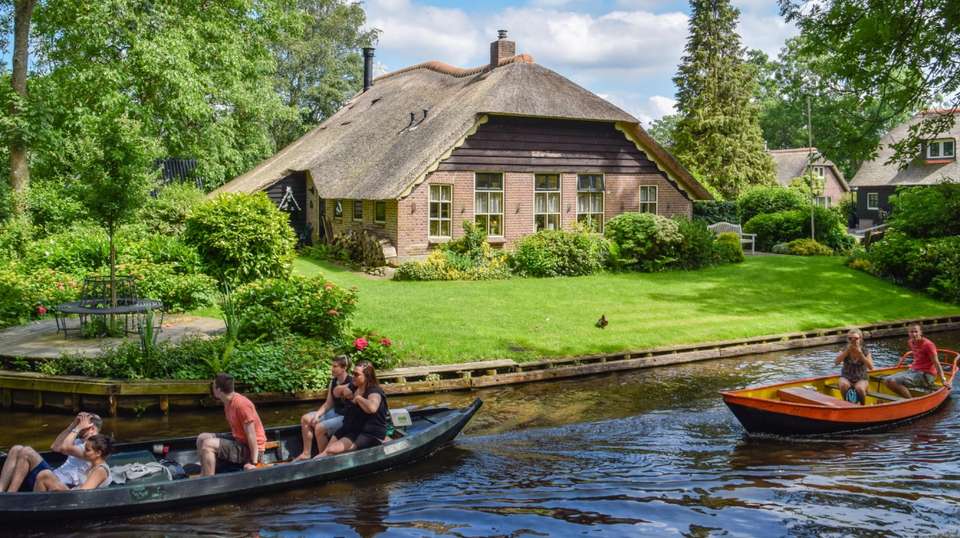 Giethoorn Live-Guided Day Tour with Cruise - undefined - Image 1