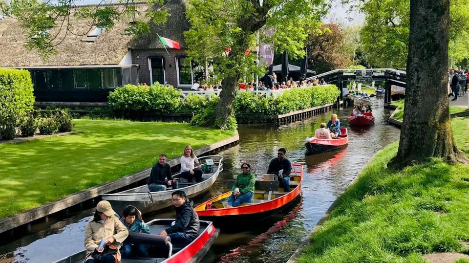 Giethoorn Live-Guided Day Tour with Cruise - undefined - Image 6