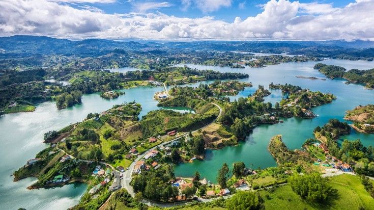 A panoramic view of the landscape of Guatapé.