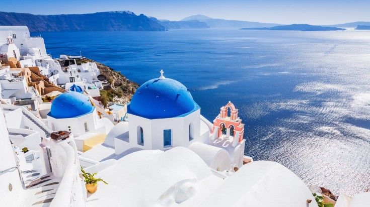 You can even combine a trip to Greece along with Turkey when you have 12 days to spare. A view of Oia village in Santorini and the blue ocean on a sunny day.