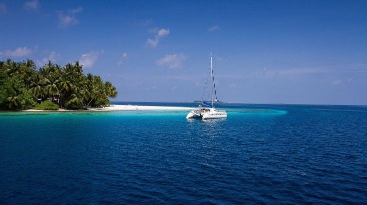A cruise ship in Fihalhohi Island on a clear day.