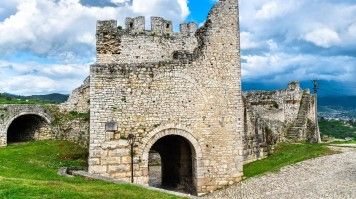 The ruins of Berat Castle in Albania can be visited during a 5-day trip