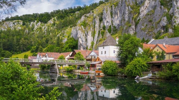 A peaceful riverside village nestled in the heart of Altmühltal Natural Park, Bavaria, where stunning limestone cliffs and serene waters offer a perfect escape into nature. Explore the idyllic villages of Altmühltal during your 9 days in Germany.