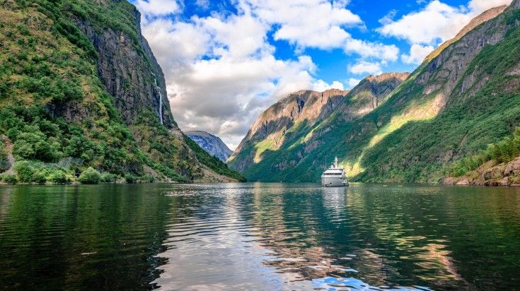 A cruise on the river of Aurland on a cloudy day during your one week in No