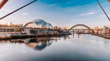 Newcastle upon Tyne, an energetic city on the north banks of the River Tyne, boasts striking architecture, fascinating museums, passionate sports culture, and vibrant nightlife. Experience River Tyne and the city of Newcastle during 7days in England