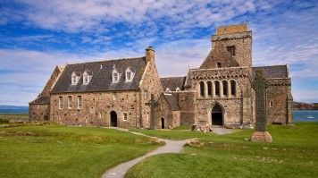 Get a view of the stunning Iona Abbey while staying 7 days in Scotland.