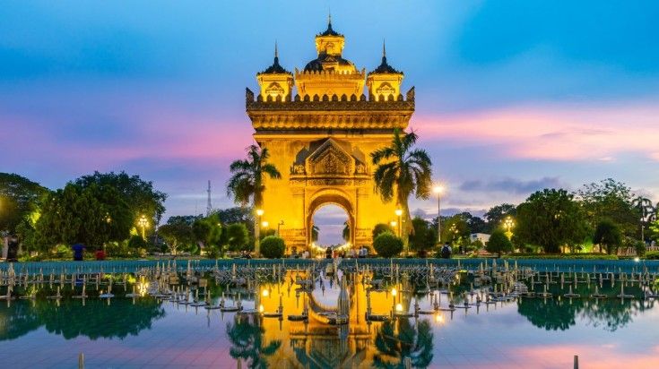 The Patuxai Victory Monument, located in Vientiane, Laos, is a war monument dedicated to those who fought for Lao independence from France. Visit the Patuxai Monument in Vientiane while spending 5 days in Laos.