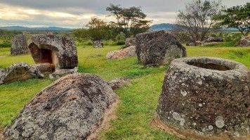 The jars, made of sandstone, granite, and limestone, date back to the Iron Age (500 BCE – 500 CE), and their exact purpose remains a mystery. Jar shaped stones scattered across the landscape
