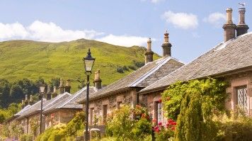 Marvel at the pretty stone cottages in Luss during your 4 days in Scotland.