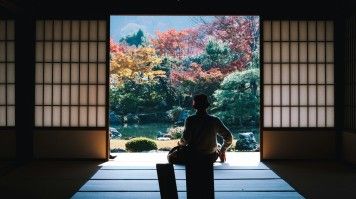 Founded in 1339, Tenryū-ji is a registered World Heritage Site. The colorful trees & pond at Tenryu-ji Temple in Japan during a 7-day stay