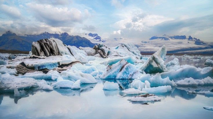 Enjoy Jökulsárlón Glacier Lagoon's stunning view on your 4 days in Iceland