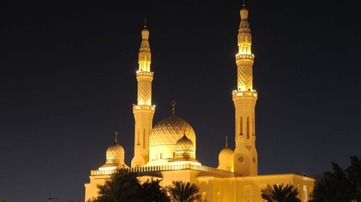 Jumeirah Mosque in Dubai at night.