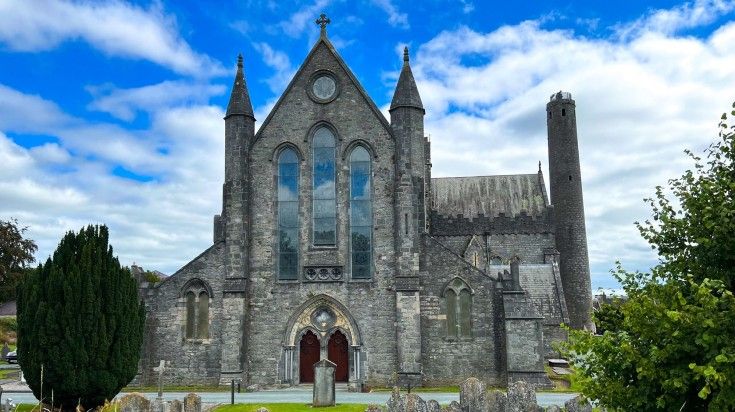 Discover the charm of Kilkenny, where medieval streets, stunning castles, and vibrant culture invite you to explore the heart of Ireland's historic beauty. The castle in Kilkenny on a cloudy day in Ireland.