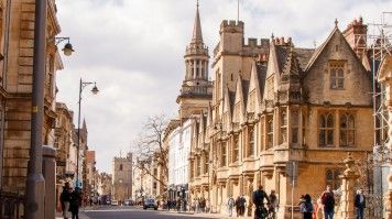 Summer crowds in Oxford are one of the best places to visit in England. Summer crowd in Oxford, one of the best places to visit in England.