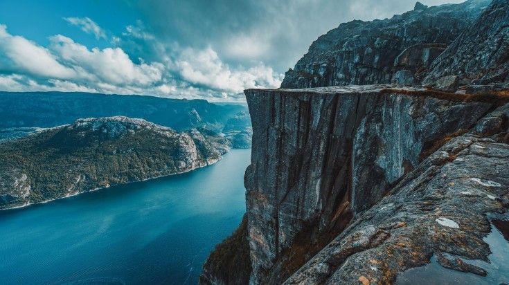 The view of Pulpit Rock on a summer day during your 5 days in Norway.