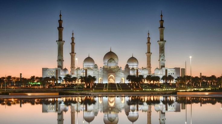 Sheikh Zayed Grand Mosque in Abu Dhabi at dawn.