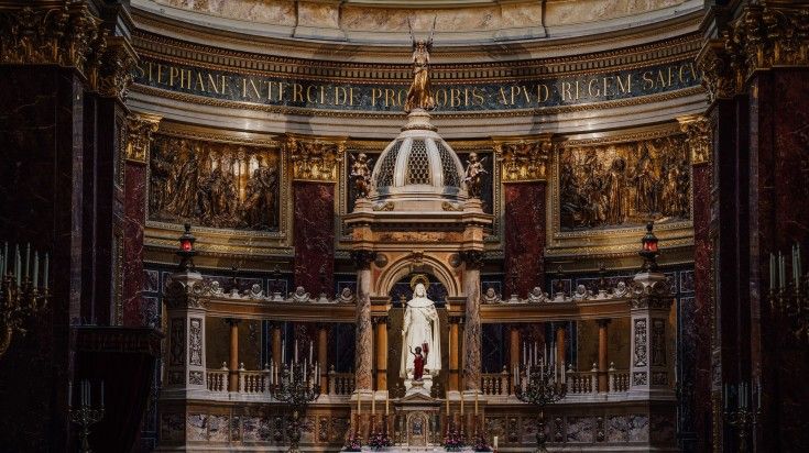 Inside of St.Stephen's Basilica in Pest during your 5 days in Hungary.