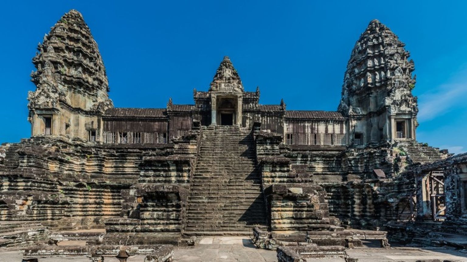 10 days is the perfect amount of time to experience the history, culture and traditions of Cambodia. Visit the courtyard at Angkor Wat while spending 10 days in Cambodia