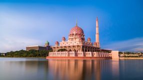 Spend 5 days in Malaysia and see the Putra Mosque.