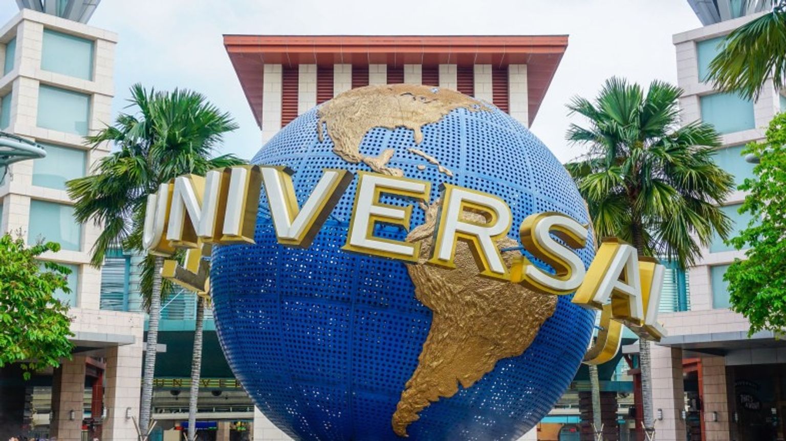 See the big globe at Universal Studios while spending 5 days in Singapore.