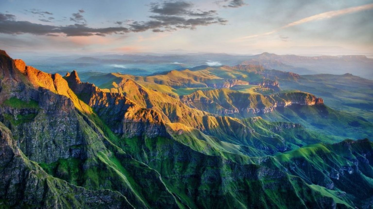 Discover the Drakensberg amphitheatre, a marvel of nature, during your trip to South Africa. Go hiking in the Drakensberg region while spending 6 days in South Africa.