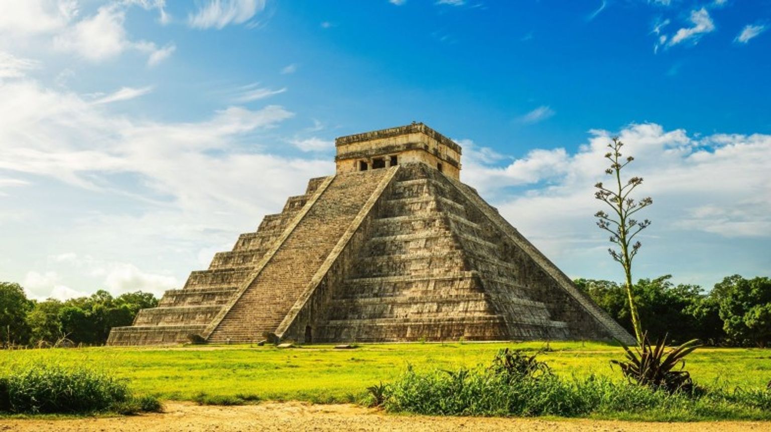 Visiting the Chichén Itzá is one the top things to do in Mexico. Visit the Temple of Kukulcan while spending 6 days in Mexico.