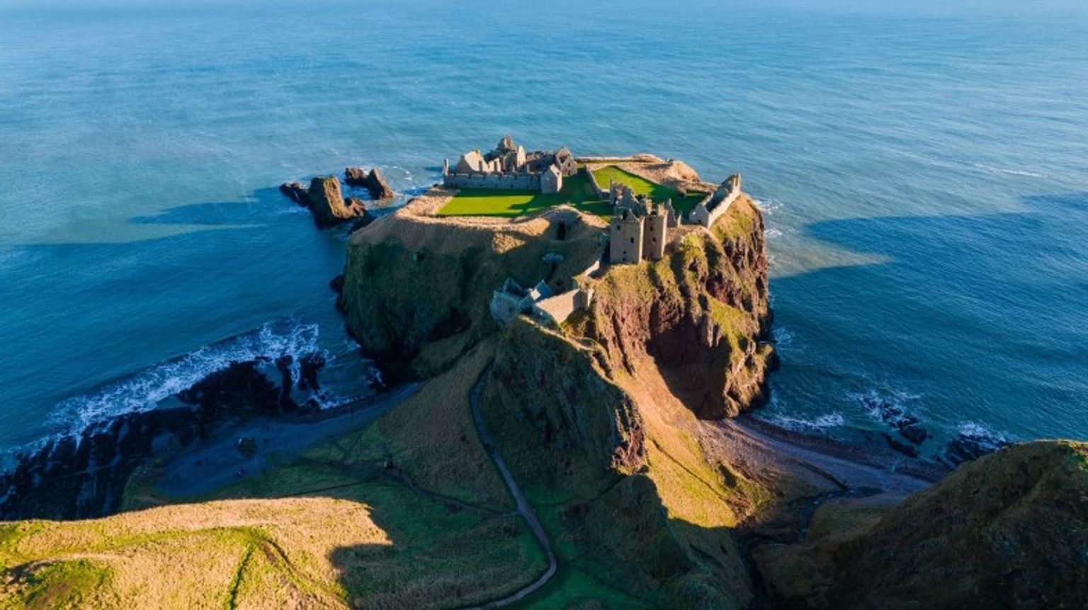 Dunnottar Castle offers breathtaking panoramic views of the rugged North Sea coastline and cliffs, highlighting Scotland’s natural beauty. Visit the cliffside Dunnottar castle while spending 9 days in Scotland.