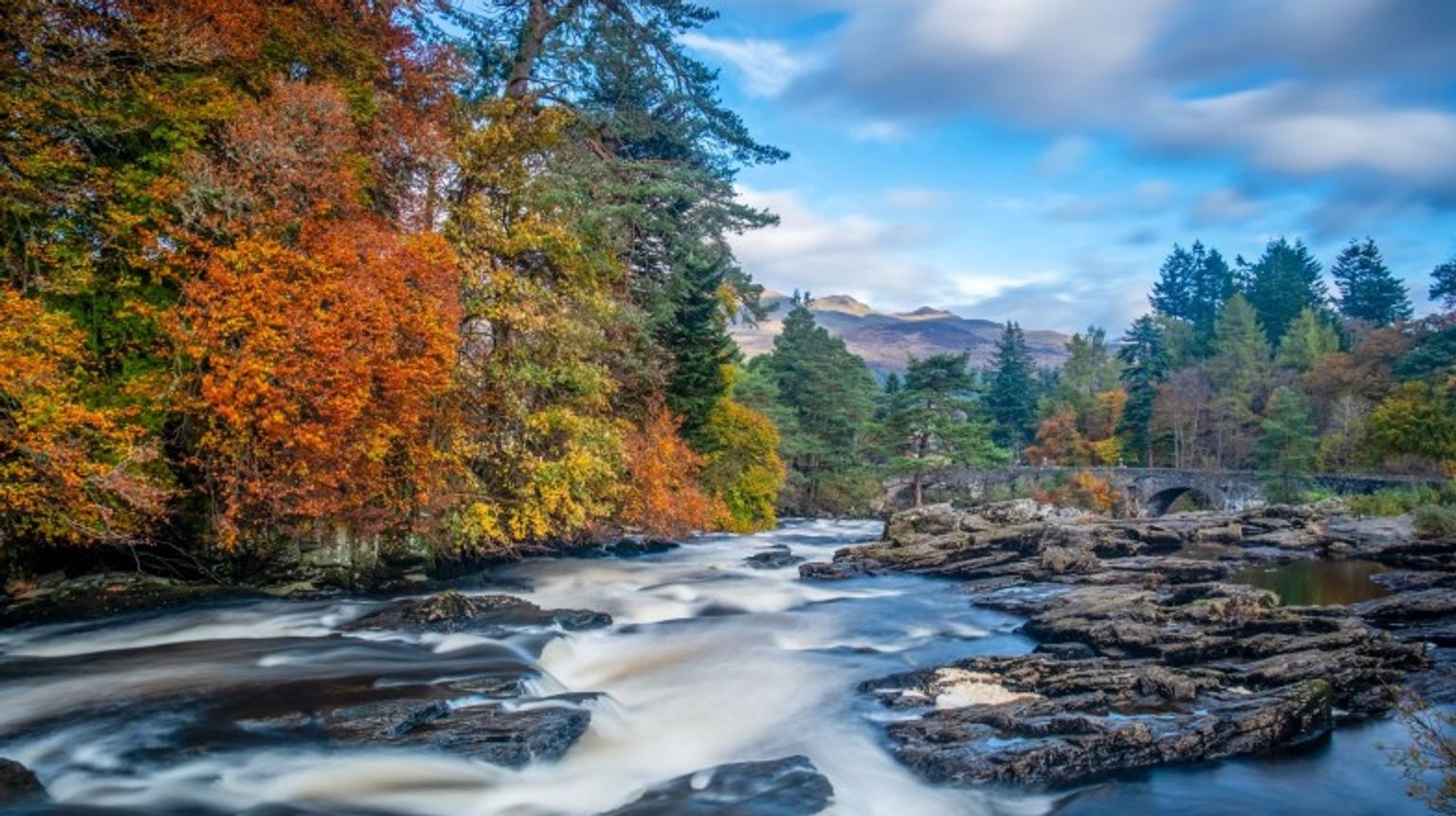 From Scenic drives on the NC500 to hiking the Great Glen Way, 8 days in Scotland offers a multitude of activities to enjoy. Visit the mighty falls of Dochart during your 8 days in Scotland