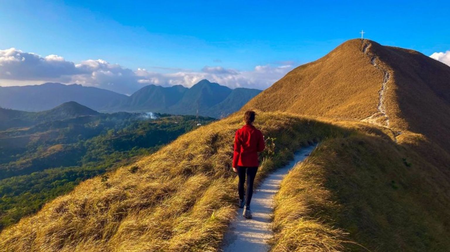 A tourist girl walking on the Anton Valley during her 8 days in Panama.