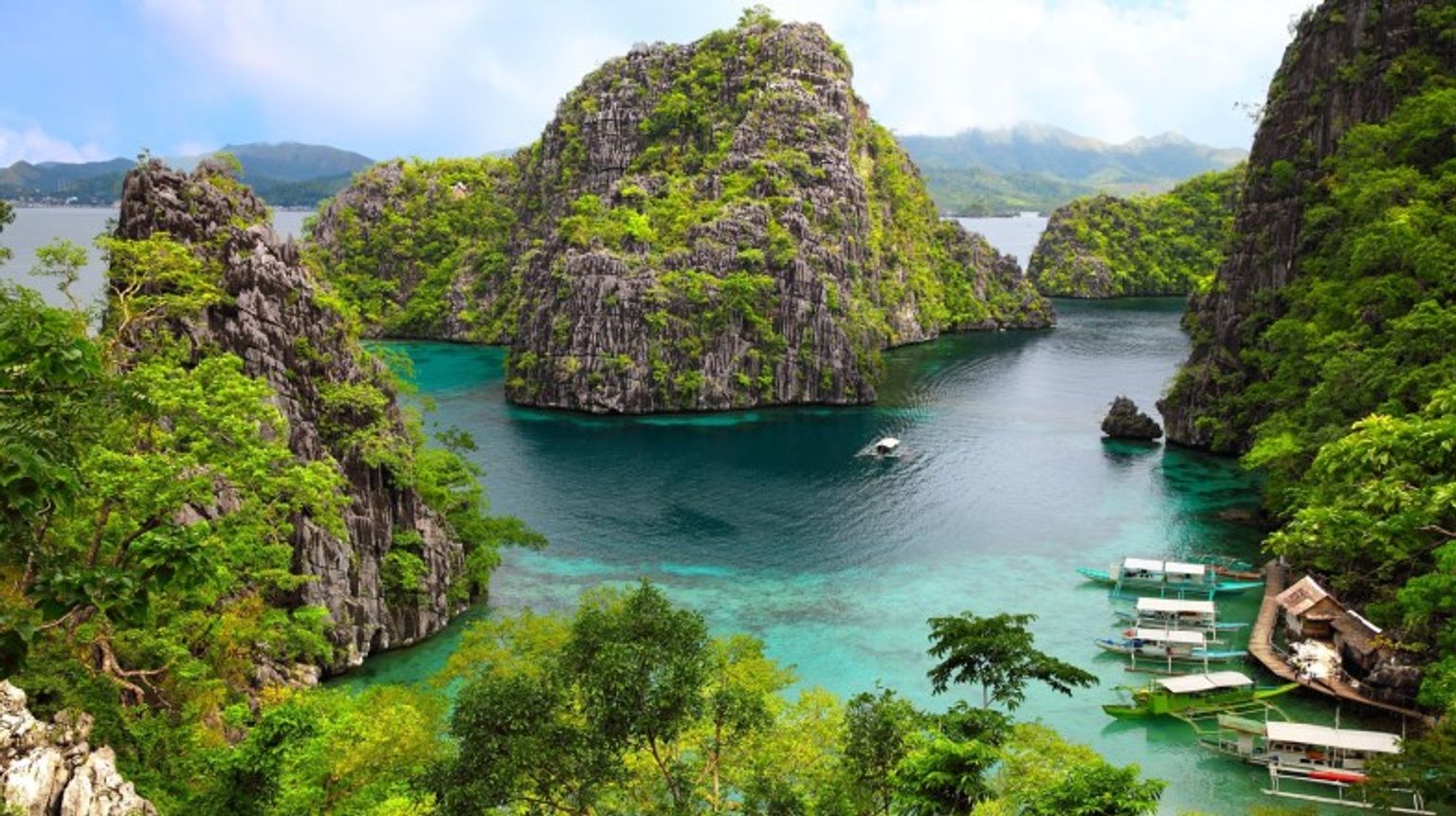 Landscape of Coron on a summer morning; how many days to spend in the Philippines.