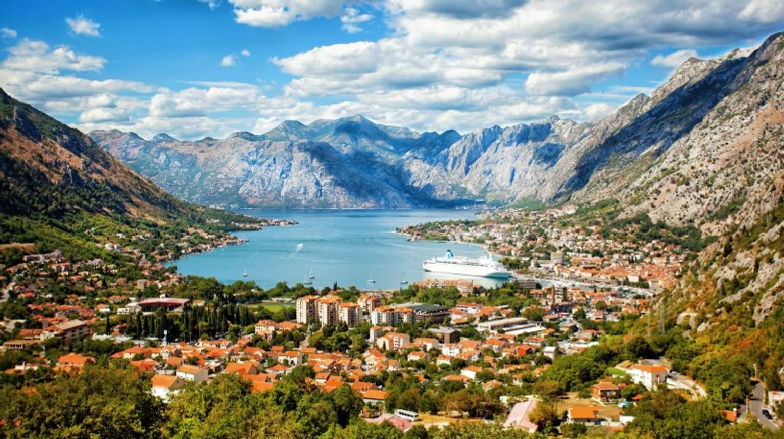 Nestled in the Bay of Kotor, Kotor boasts rich history, iconic city walls, red-roofed buildings, delicious cuisine—all at affordable prices. The stunning red-roofed town of Kotor is a must-visit on the Mediterranean
