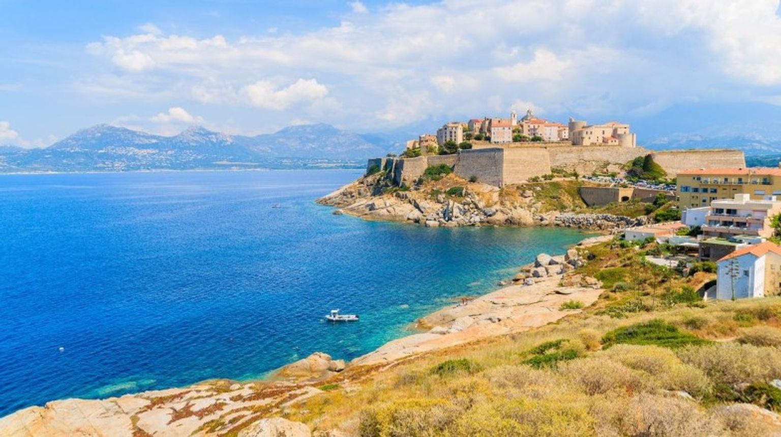 Hop onto Corsica, the biggest French island during 5 days in the Mediterranean
