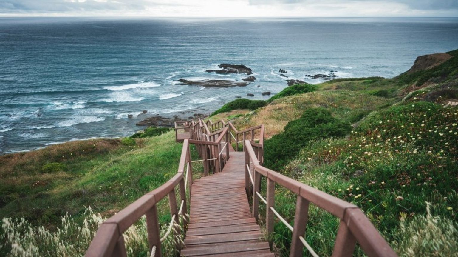 A 4-day Algarve tour in Portugal includes wooden stairs on the coastline
