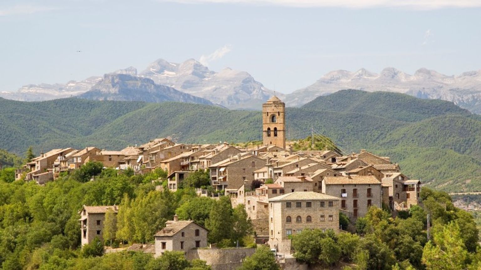 The quaint town of Ainsa, a must visit when spending 14 days in Spain.