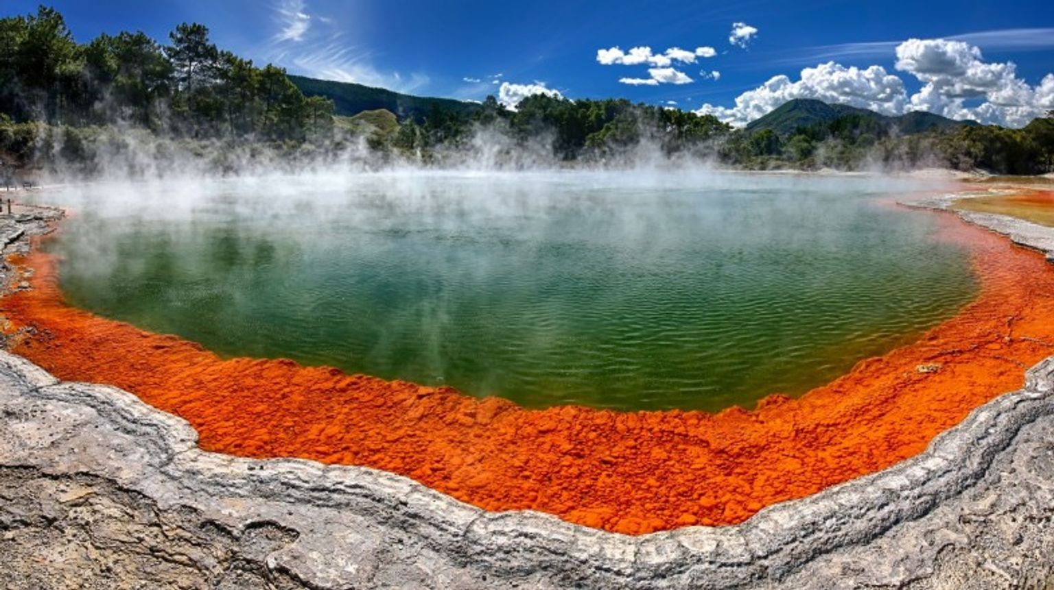 Thermal Lake at Champagne Pool at Wai O Tapu; must-sees when spending 5 days in New Zealand.