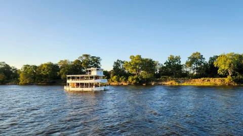 Zimbabwe Explorer Tour: 12-day Delta, Chobe Victoria Falls Accommodated