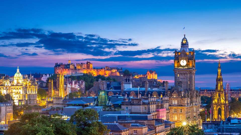 Edinburgh for Hogmanay (NYE) - Contiki - Scotland - Image 2