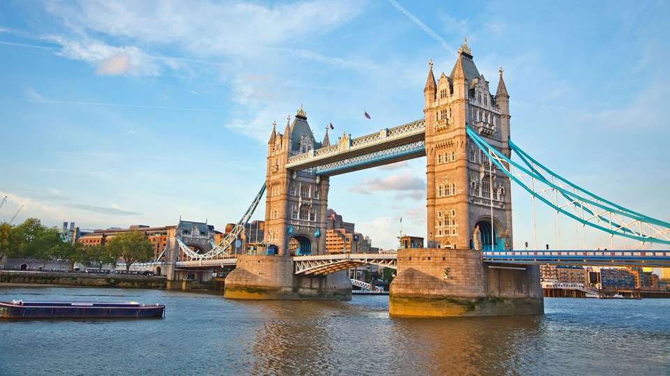 Trekking Through the Continent - Europamundo - England - Image 12