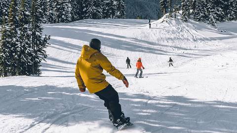Canada Natural Landmarks Sightseeing Tour: Get Social: Canadian Rockies (winter)
