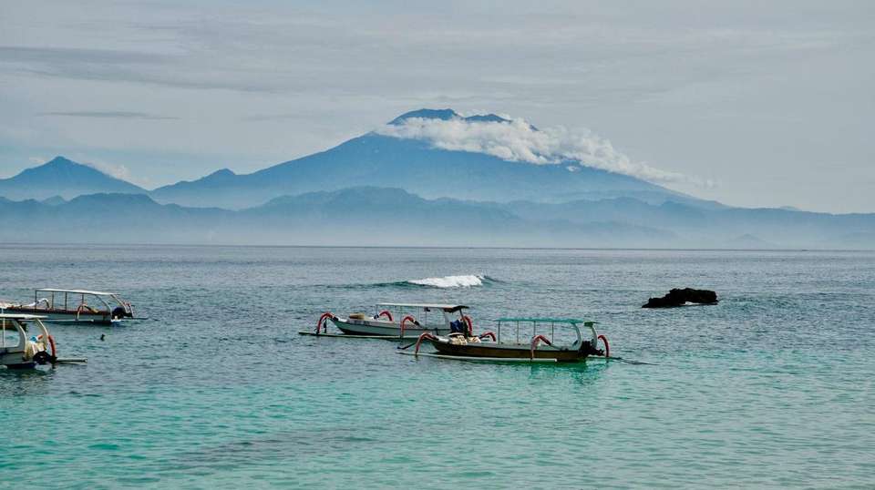 Indonesia Island Hopping - Contiki - Indonesia - Image 4