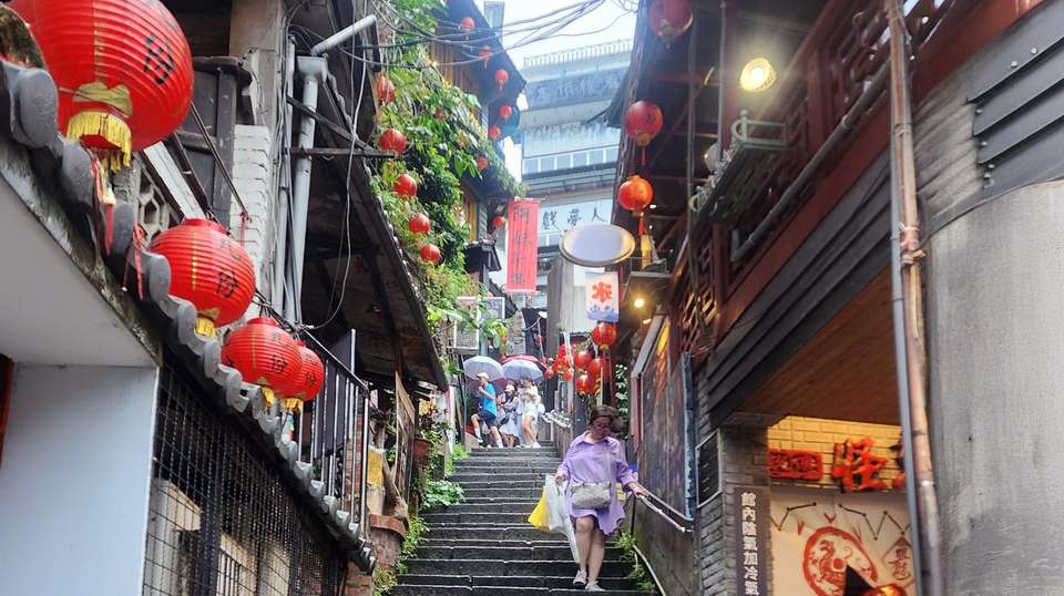 Private 8-Hour Jiufen & Pingxi Day Tour - Justaiwantour - Taiwan - Image 4