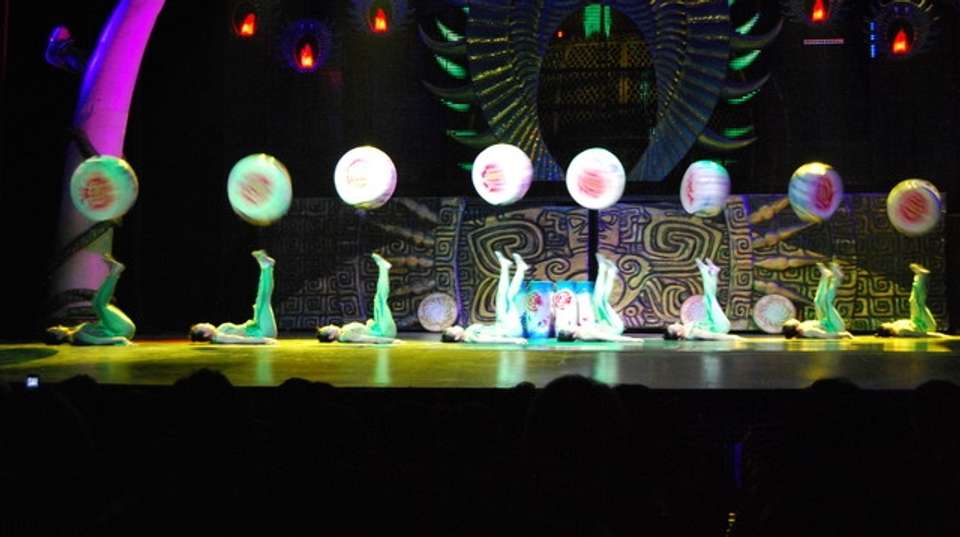 Acrobatics Show in Beijing (Night Tour) - Private Beijing Trips - China - Image 2
